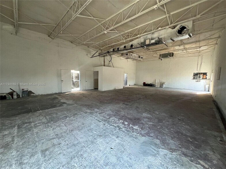 1325 E 10th Ave, Hialeah, FL à louer - Photo de l’immeuble – Image 3 sur 25