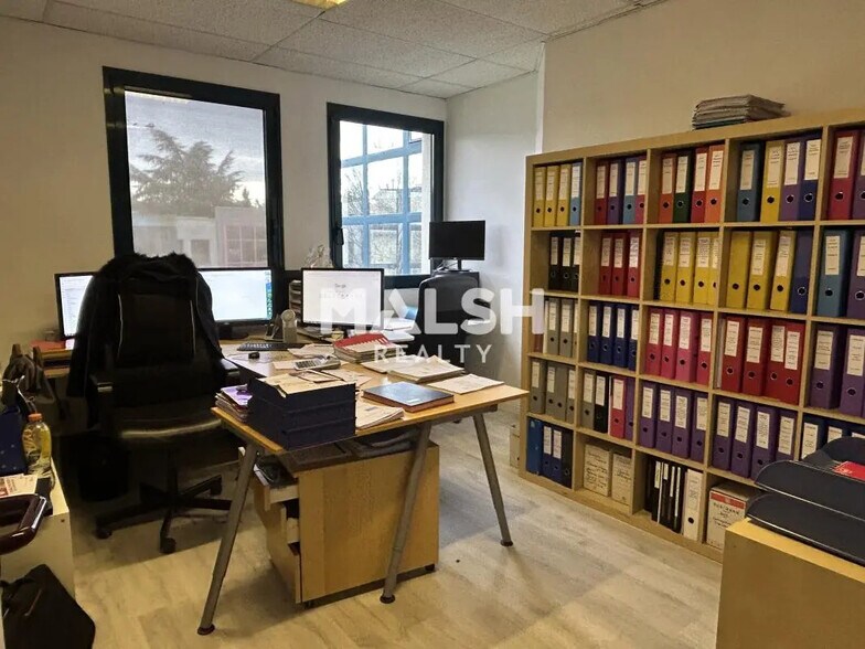 Bureau dans Saint-Genis-Laval à vendre - Photo de l’immeuble – Image 3 sur 8