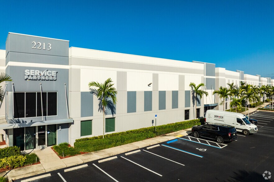 2213 Vista Pky N, West Palm Beach, FL à louer - Photo de l’immeuble – Image 2 sur 5