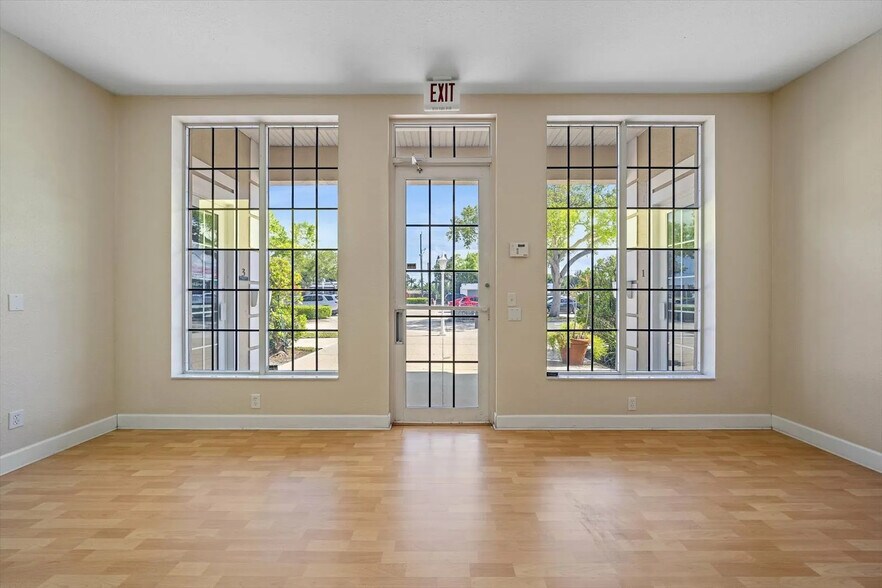 3900 Clark Rd, Sarasota, FL à vendre - Photo intérieure – Image 2 sur 9
