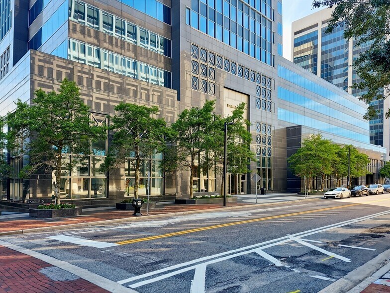 50 N Laura St, Jacksonville, FL à louer - Photo de l’immeuble – Image 3 sur 15