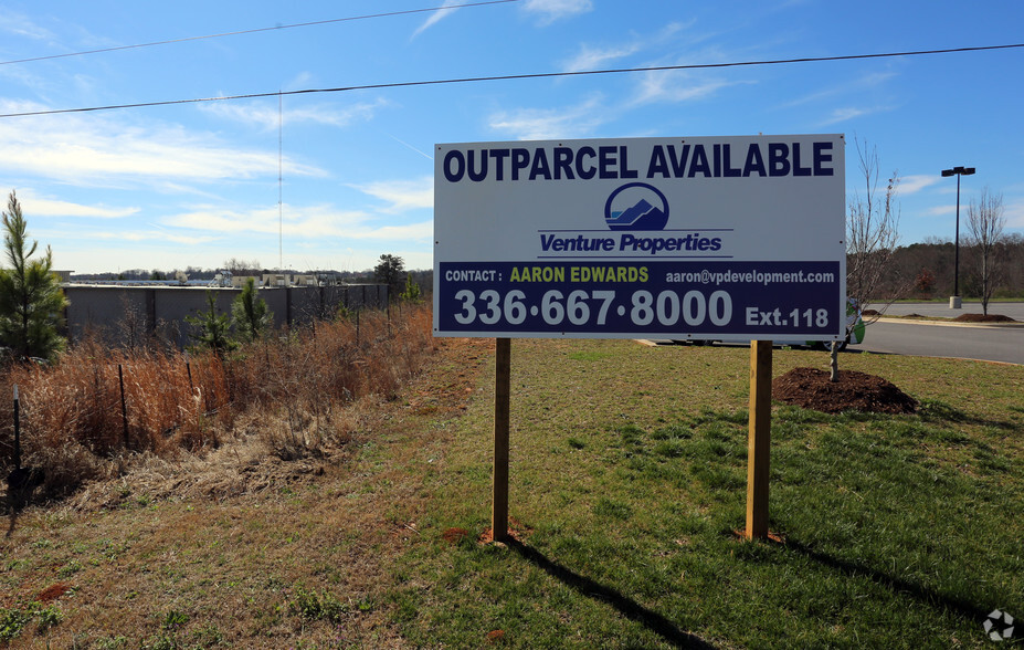 140 N Pointe Blvd, Statesville, NC à louer - Photo de l’immeuble – Image 2 sur 5