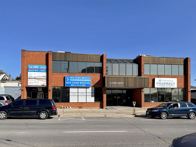 111 Simcoe St N, Oshawa, ON à louer - Photo de l’immeuble – Image 2 sur 10