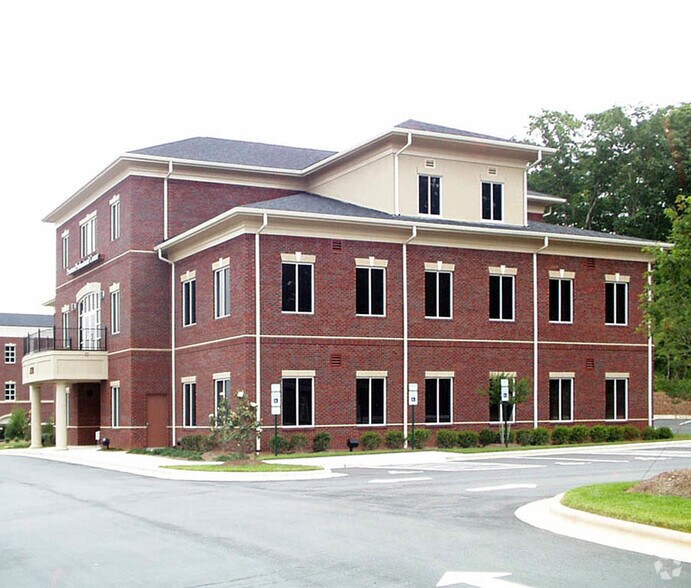 3731 NW Cary Pky, Cary, NC à louer - Photo de l’immeuble – Image 2 sur 13