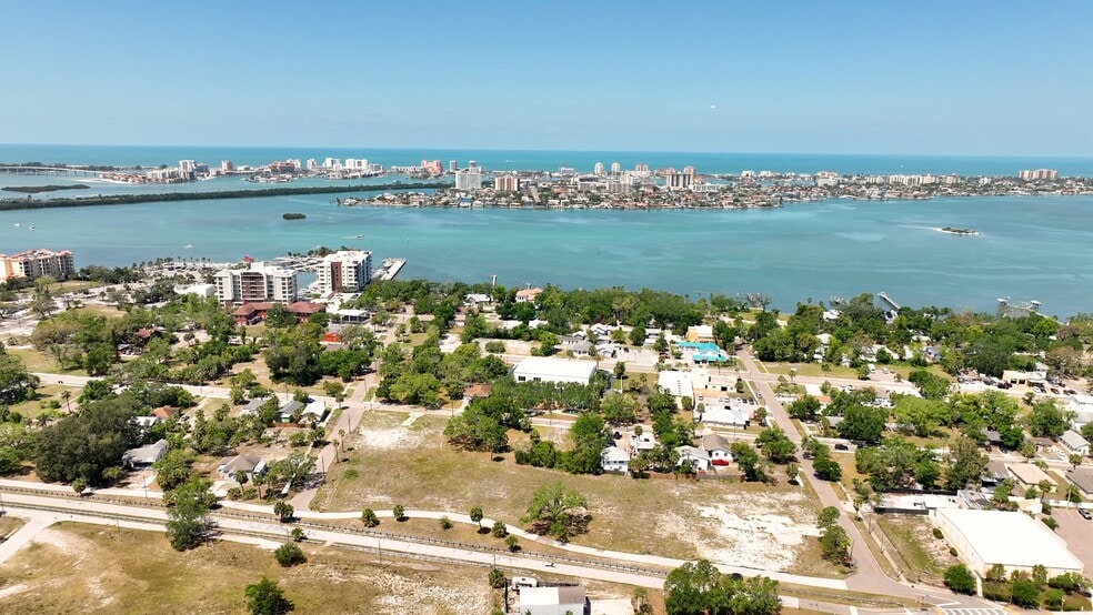 611 Palm Bluff St, Clearwater, FL à vendre - Vidéo sur l’annonce professionnelle – Image 2 sur 34