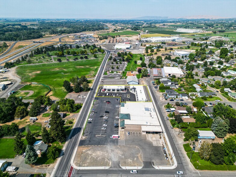 123 First Ave, Zillah, WA à louer - Photo de l’immeuble – Image 2 sur 5