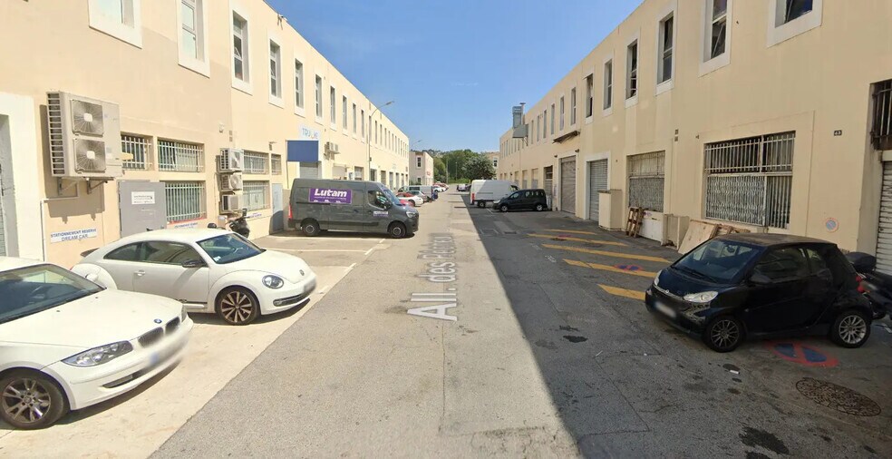 Local d’activités dans Saint-Laurent-du-Var à louer - Photo de l’immeuble – Image 1 sur 4