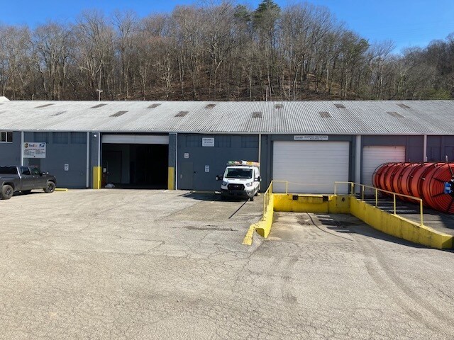 927 Barlow Dr, Charleston, WV à louer - Photo de l’immeuble – Image 2 sur 7