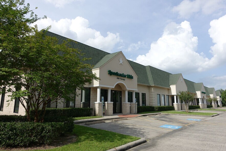 605-611 Rockmead Dr, Kingwood, TX à louer - Photo de l’immeuble – Image 1 sur 5