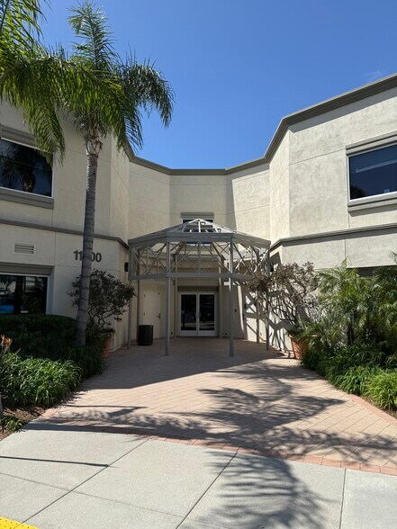 11200 Corbin Ave, Northridge, CA à louer - Photo de l’immeuble – Image 2 sur 4