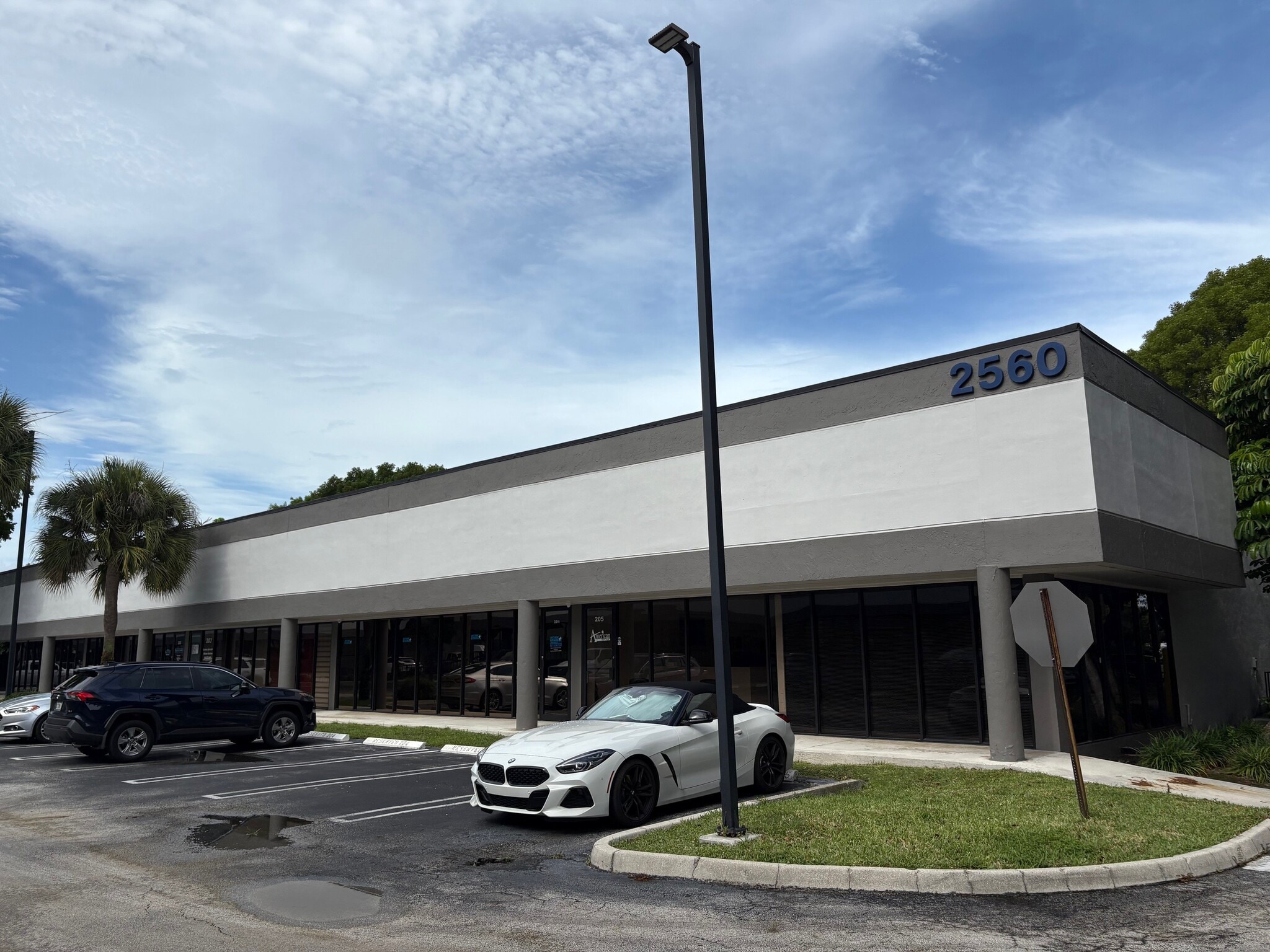 2570-2580 N Powerline Rd, Pompano Beach, FL à louer Photo de l’immeuble– Image 1 sur 12