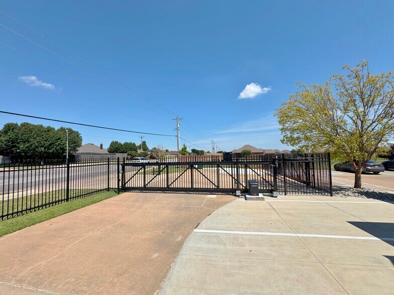 9600 S May Ave, Oklahoma City, OK à vendre - Photo de l’immeuble – Image 2 sur 12