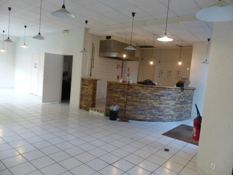 Local commercial dans Saint-Denis à vendre - Photo de l’immeuble – Image 2 sur 10