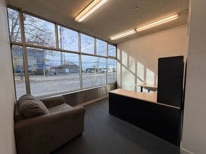 4124 8th St SE, Calgary, AB à louer Photo de l’immeuble– Image 2 sur 6