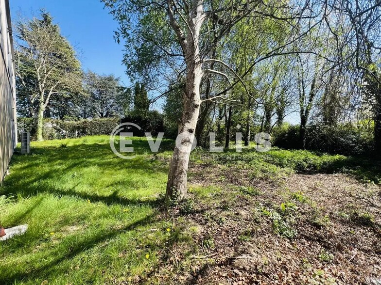 Local d'activités dans Croissy-Beaubourg à vendre - Photo de l’immeuble – Image 2 sur 7