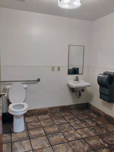 8807 Thornton Rd, Stockton, CA à louer - Photo de l’immeuble – Image 3 sur 6