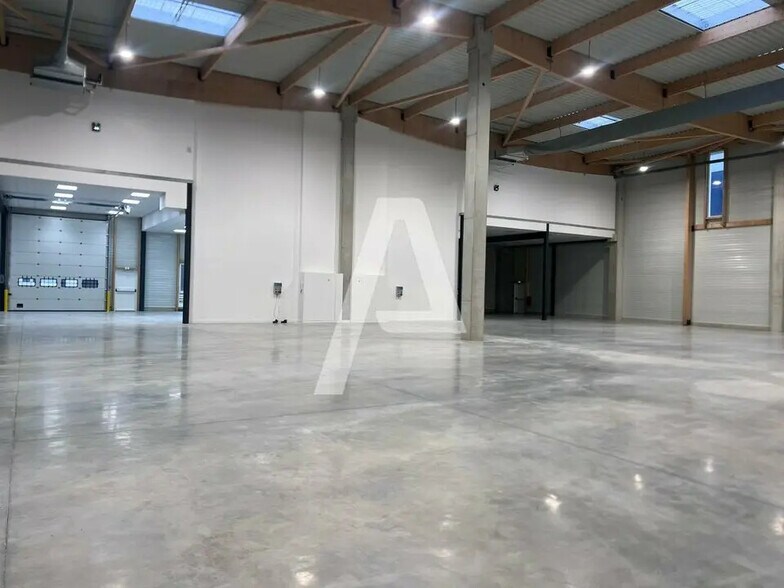 Local d’activités dans Moissy-Cramayel à louer - Photo de l’immeuble – Image 2 sur 5