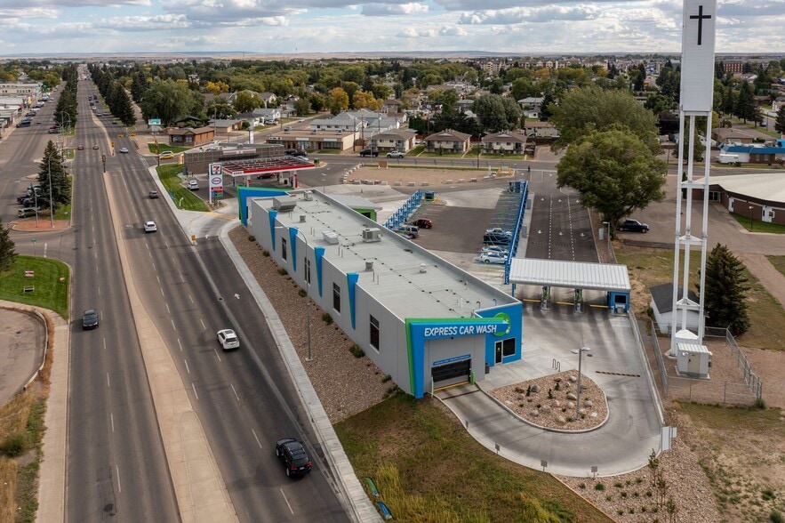 Retail Service-Oriented Property portefeuille de 2 biens à vendre sur LoopNet.fr - Photo principale – Image 2 sur 7
