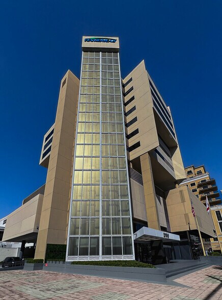 2100 Ponce De Leon Blvd, Coral Gables, FL à louer - Photo de l’immeuble – Image 1 sur 23