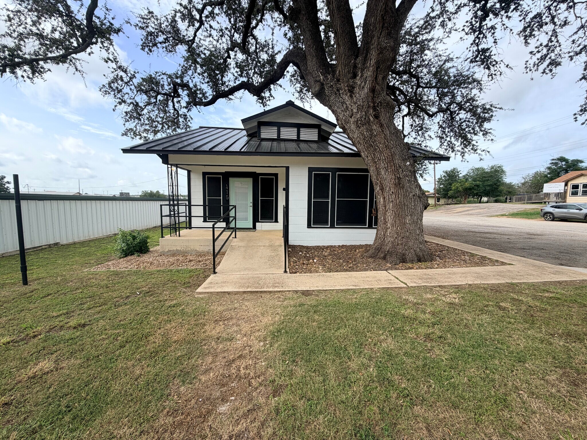 415 W Goodwin St, Pleasanton, TX à louer Photo principale– Image 1 sur 17