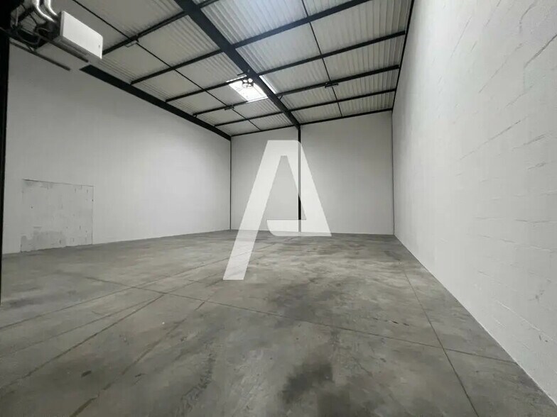 Local d’activités dans Lieusaint à louer - Photo intérieure – Image 1 sur 5