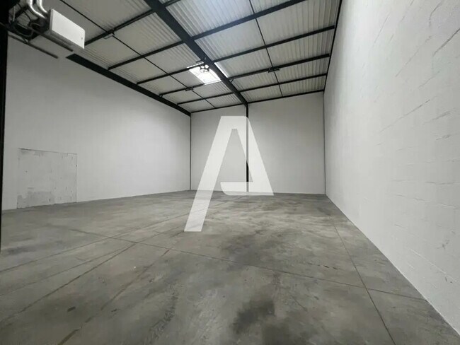 Plus de détails pour Local d'activités à louer