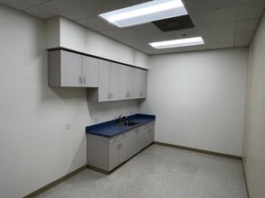 1100 Flynn Rd, Camarillo, CA à louer Photo intérieure– Image 2 sur 3