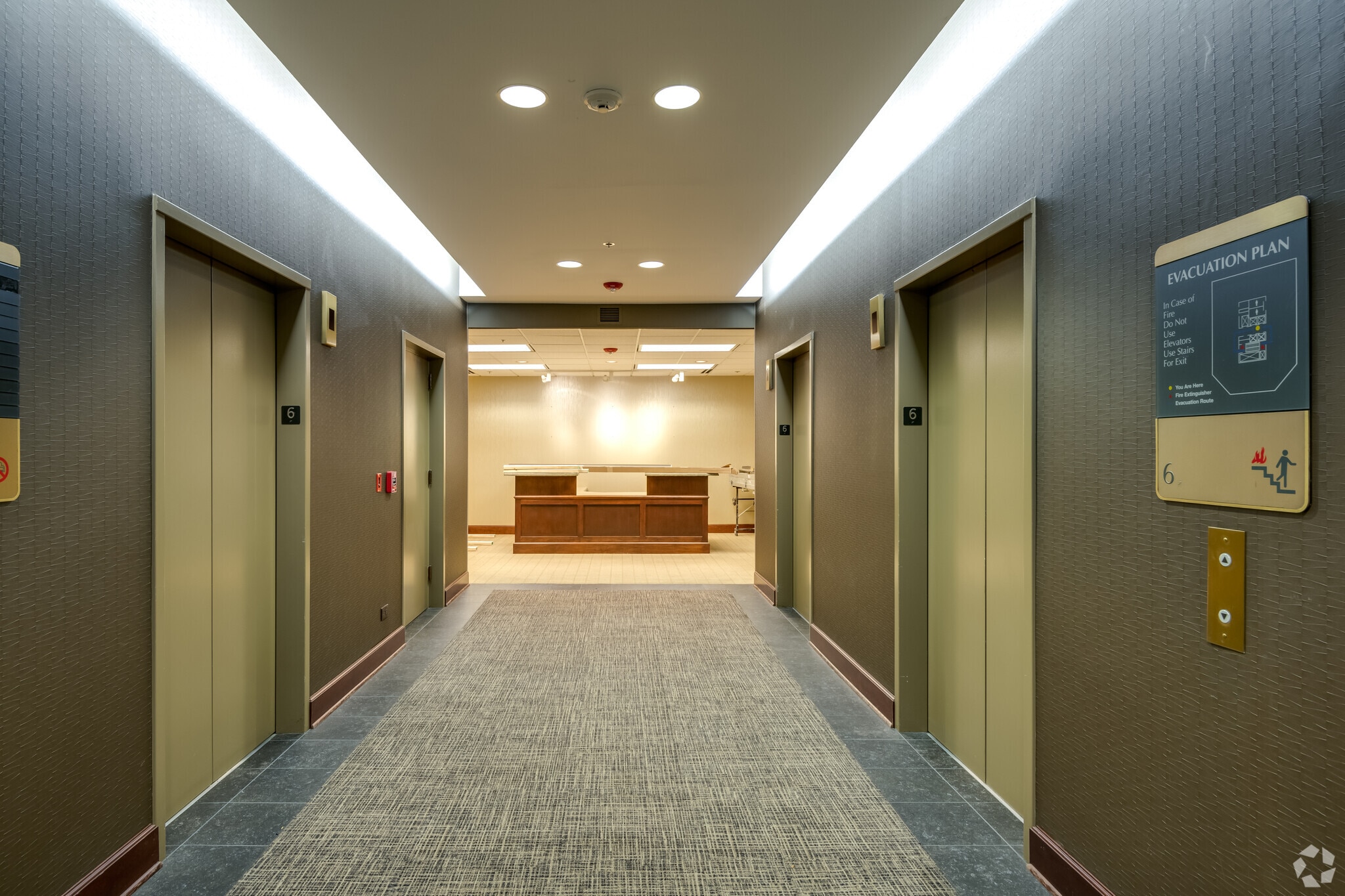 330 E Kilbourn Ave, Milwaukee, WI à louer Photo intérieure– Image 1 sur 9