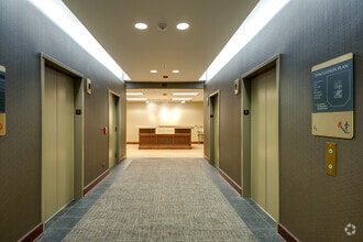 330 E Kilbourn Ave, Milwaukee, WI à louer Photo intérieure– Image 1 sur 9