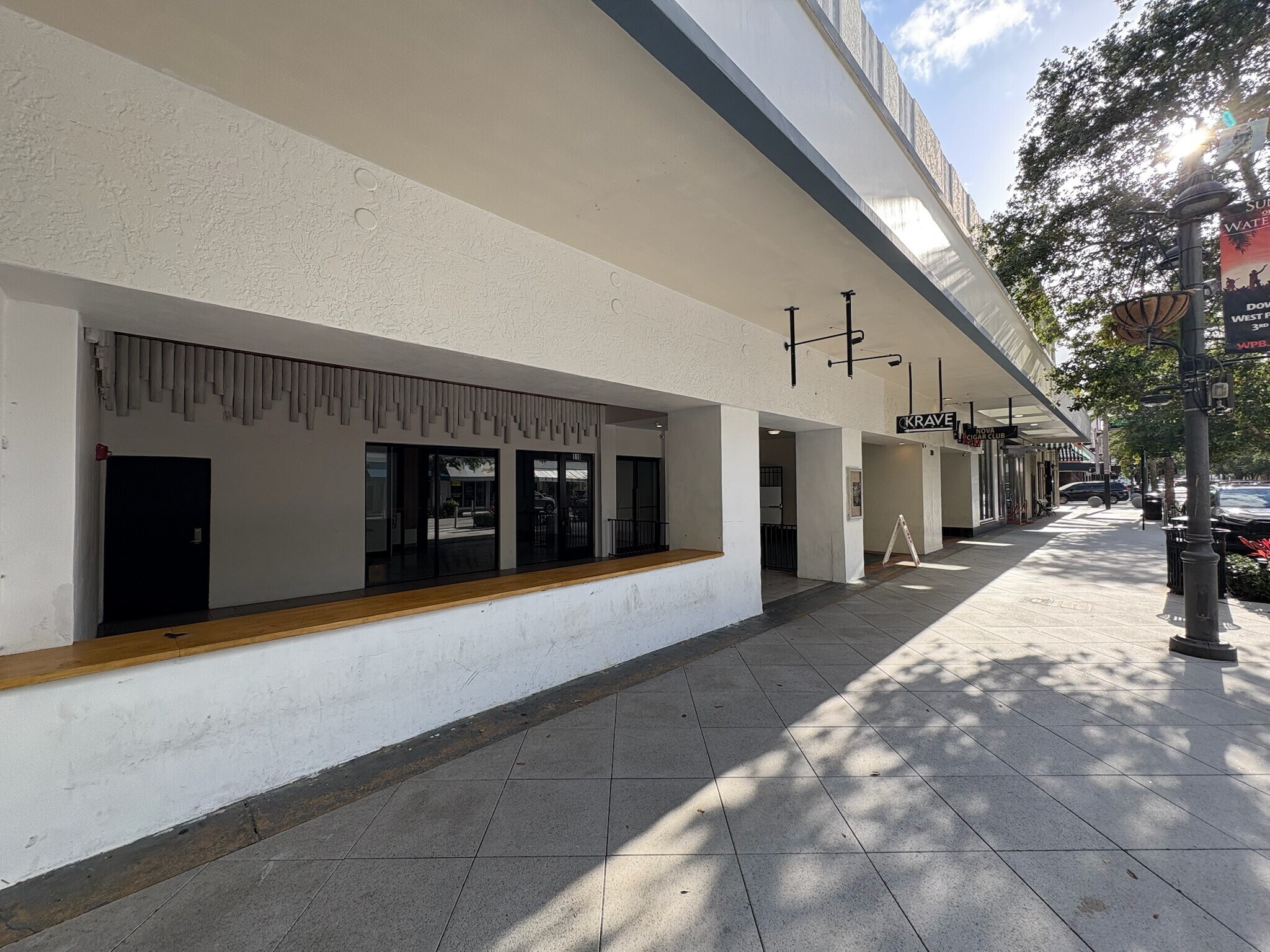 330 Clematis St, West Palm Beach, FL à louer Photo de l’immeuble– Image 1 sur 8