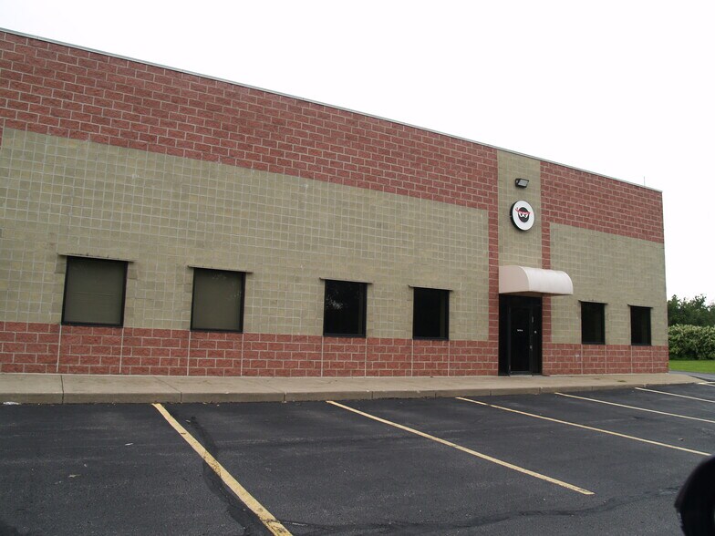 727 E Turkeyfoot Lake, Akron, OH à louer - Photo de l’immeuble – Image 3 sur 17