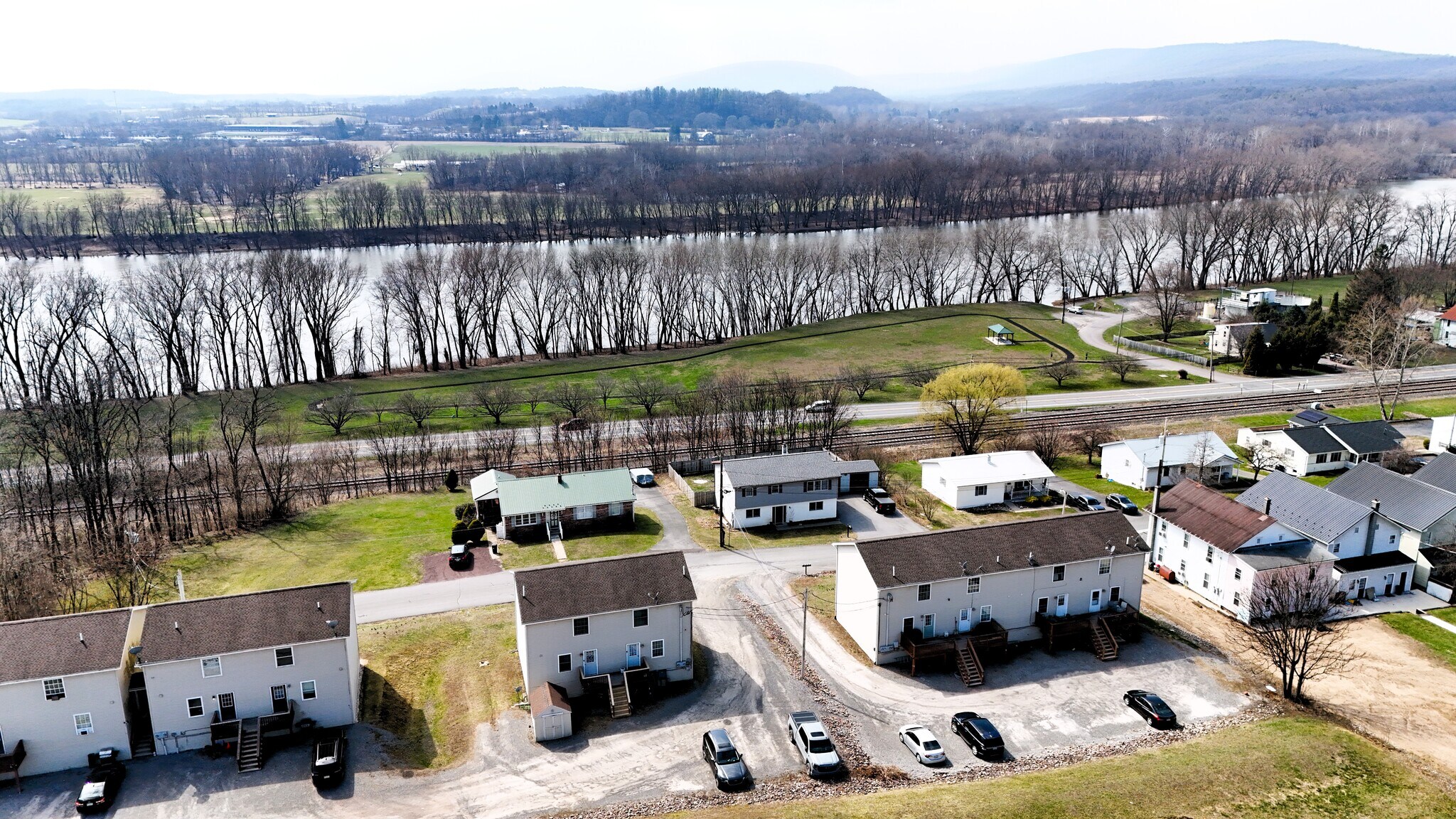 Fully Occupied Multi-Unit Property portefeuille de 2 biens à vendre sur LoopNet.fr Photo principale– Image 1 sur 37