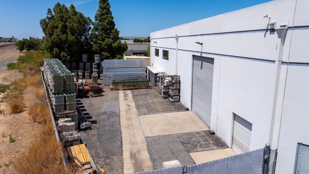 372 N Smith St, Corona, CA à vendre - Photo de l’immeuble – Image 3 sur 4