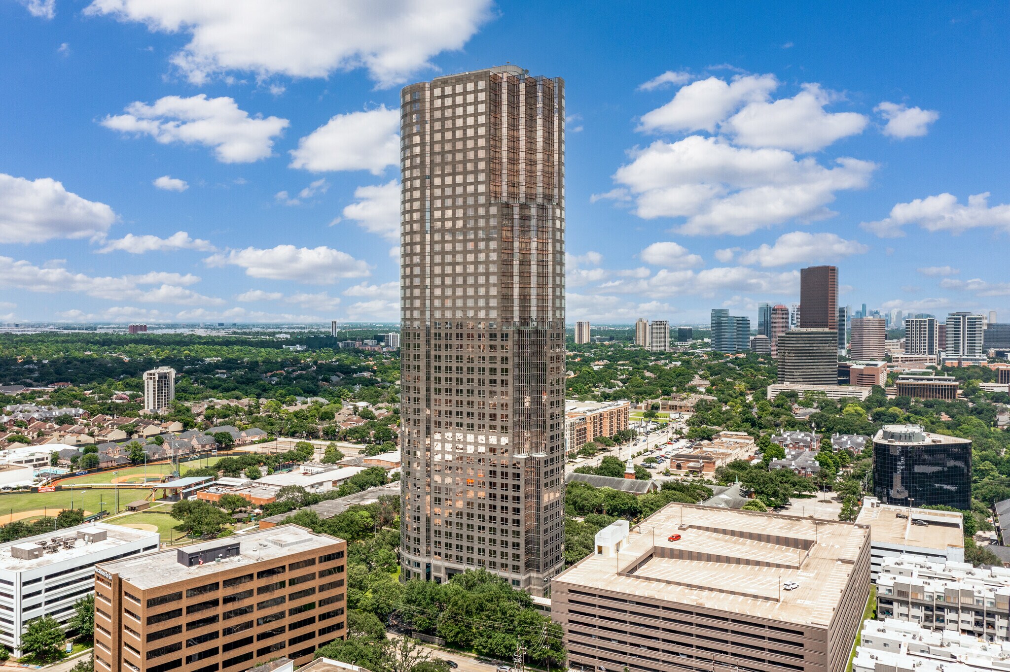5847 San Felipe St, Houston, TX à louer Photo principale– Image 1 sur 32