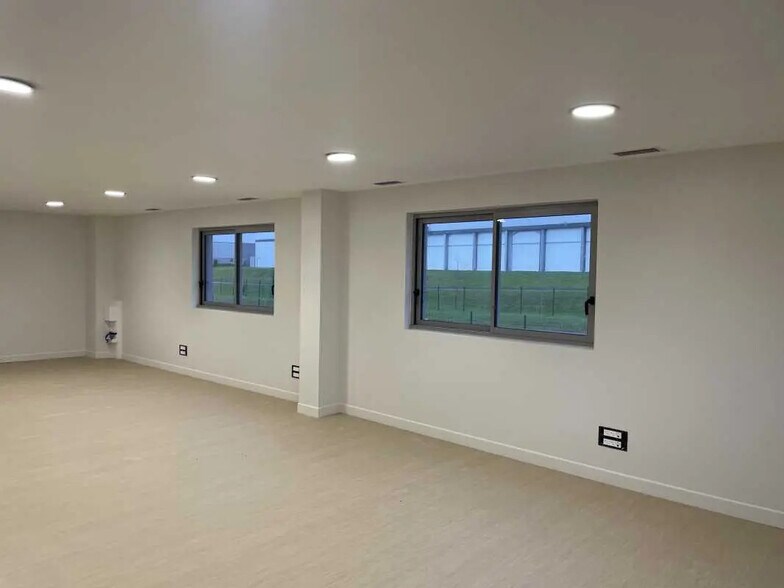 Bureau dans Venette à louer - Photo intérieure – Image 2 sur 8