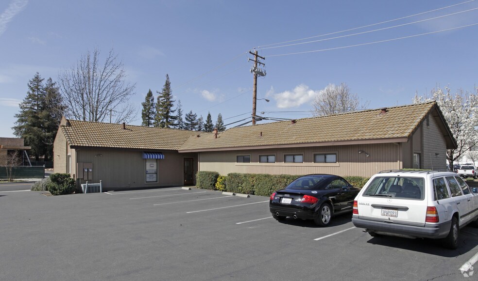 1075 Trancas St, Napa, CA à louer - Photo de l’immeuble – Image 2 sur 17