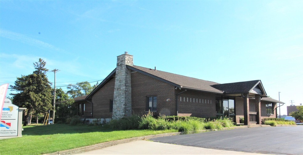 1640 Axtell Dr, Troy, MI à louer - Photo de l’immeuble – Image 1 sur 11
