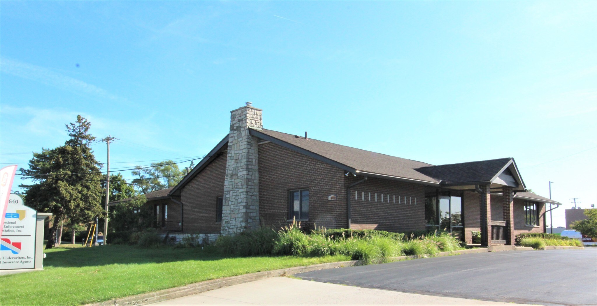1640 Axtell Dr, Troy, MI à louer Photo de l’immeuble– Image 1 sur 12