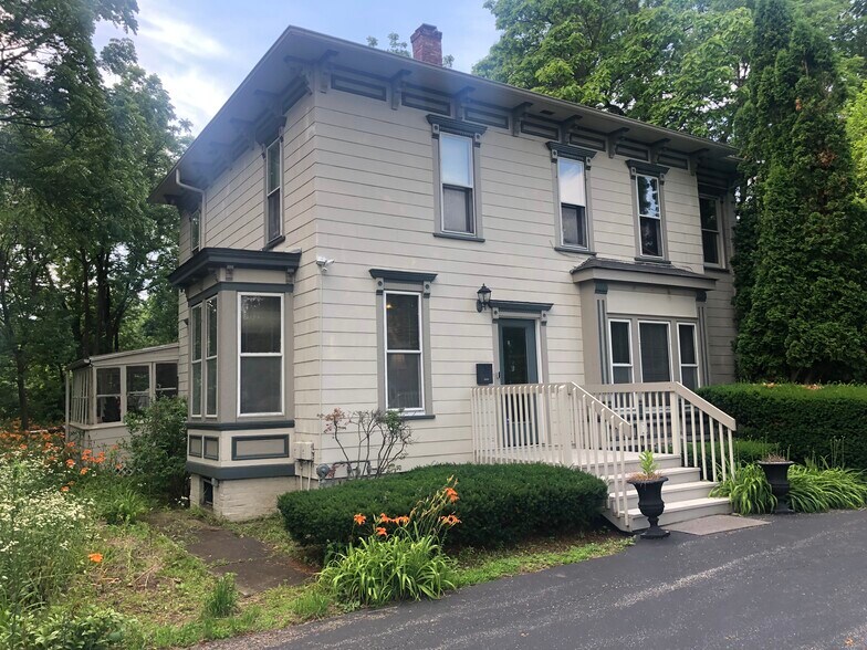 137 W Park Ave, Libertyville, IL à louer - Photo de l’immeuble – Image 1 sur 12