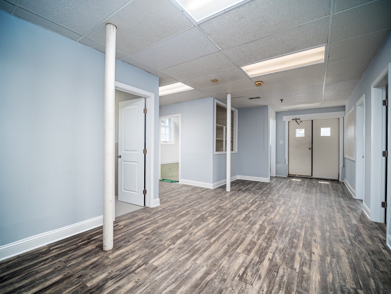 100 Central St, Milford, MA à louer - Hall d’entrée – Image 3 sur 11