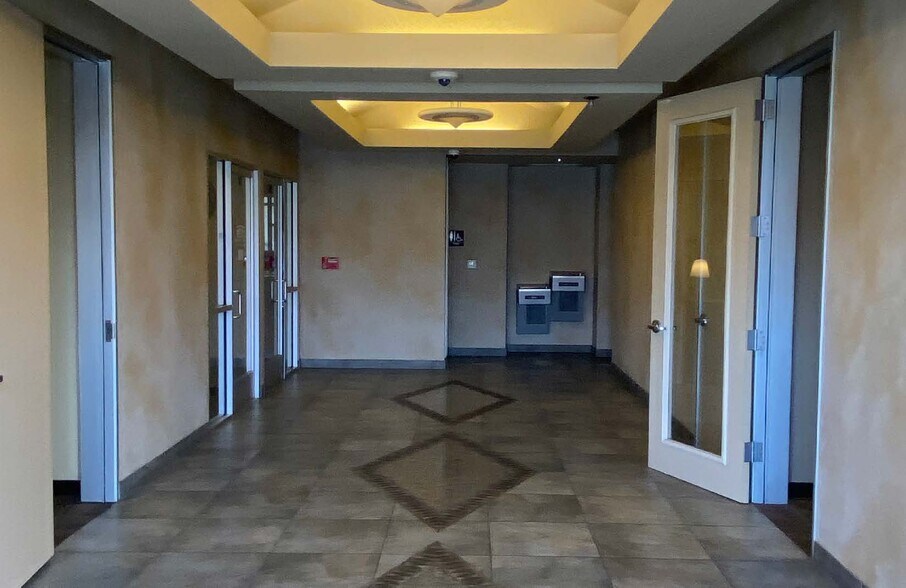 7643 N Ingram Ave, Fresno, CA à louer - Hall d’entrée – Image 2 sur 6