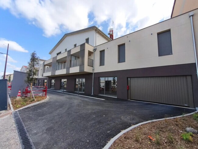 Plus de détails pour 15 Avenue Charles De Gaulle, Saint-Bonnet-de-Mure - Local commercial à louer