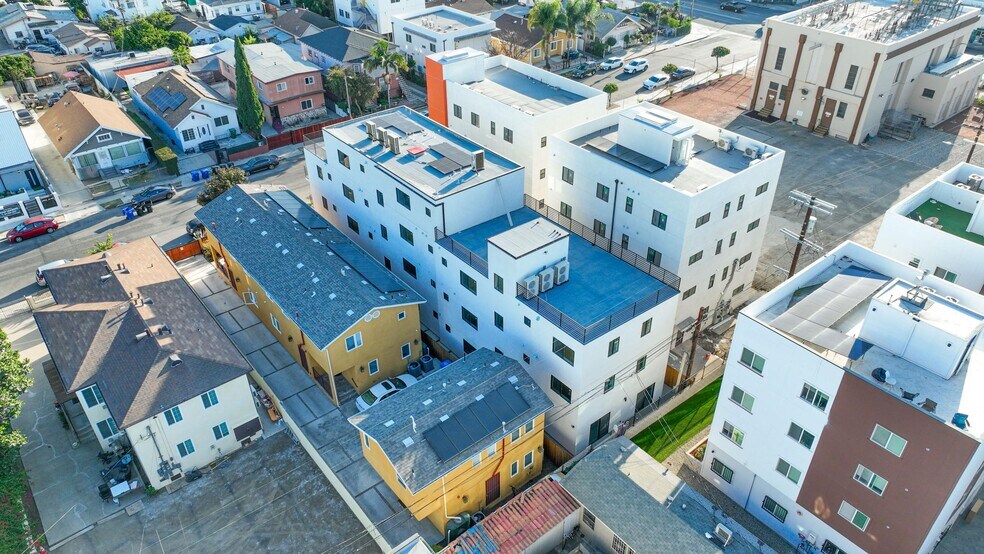 1359 W 35th Pl, Los Angeles, CA à vendre - Photo de l’immeuble – Image 3 sur 18