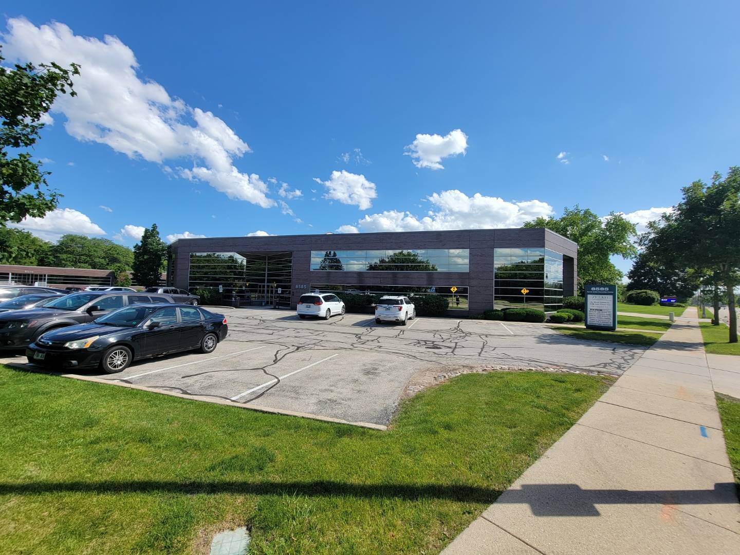8585 W Forest Home Ave, Greenfield, WI à louer Photo de l’immeuble– Image 1 sur 7