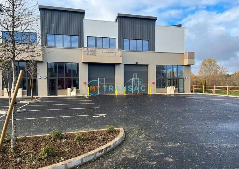 Local d'activités dans Saint-Pierre-du-Perray à vendre - Photo de l’immeuble – Image 1 sur 12
