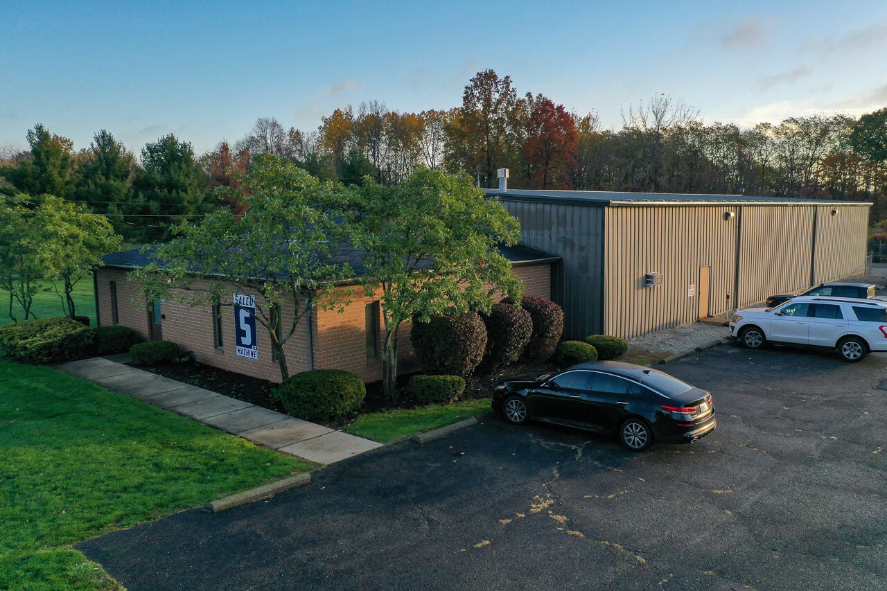 3822 Victory Ave, Louisville, OH à louer Photo principale– Image 1 sur 68
