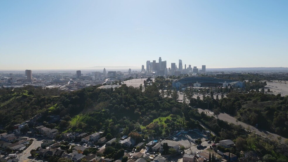 744 &-744 1/2 Amador St, Los Angeles, CA à vendre - Vidéo sur l’annonce professionnelle – Image 2 sur 8