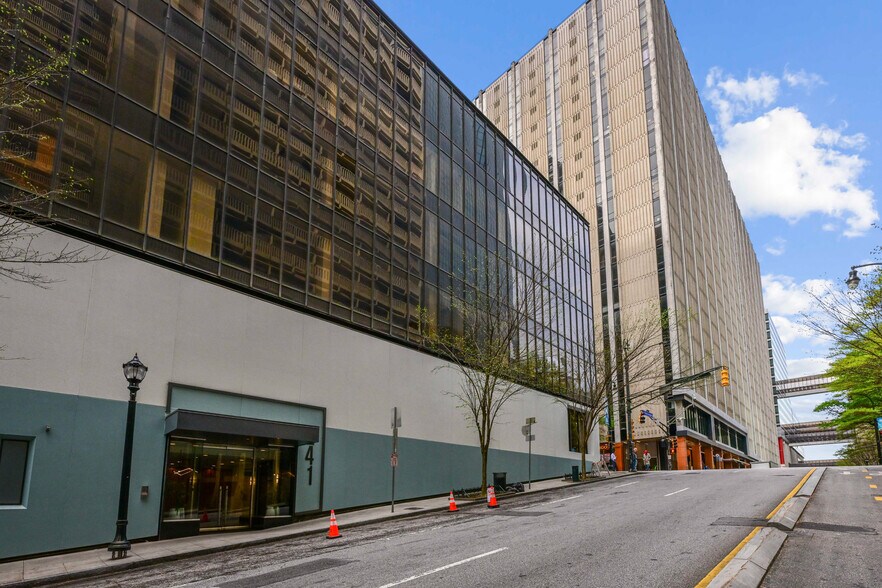 241 Peachtree St NE, Atlanta, GA à louer - Photo de l’immeuble – Image 2 sur 25