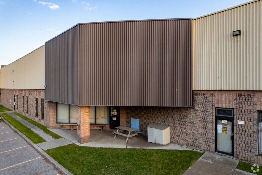 1725 McPherson Ct, Pickering, ON à louer - Photo de l’immeuble – Image 3 sur 4