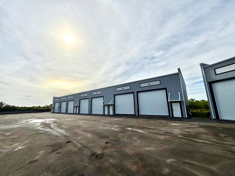 4017 Taylor Rd, Punta Gorda, FL à vendre - Photo de l’immeuble – Image 3 sur 11